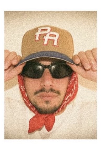 Loen con gorra PR y bandana roja